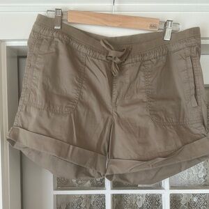 Old Navy tan khaki cotton shorts.  Size medium.